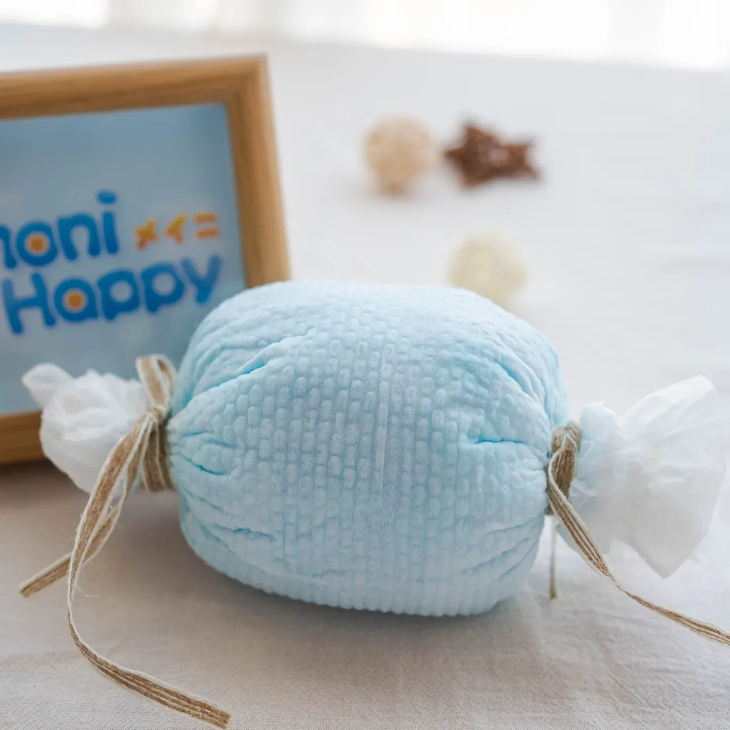 Our monihappy ultra-absorbent core allows you to roll
used diapers into a compact, secure "Candy Wrap" 🍬.