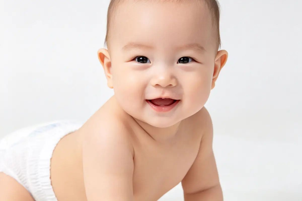 Breathable hypoallergenic diaper with baby showing healthy smooth skin